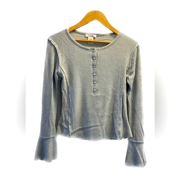 💕 Women’s Urban Romantic’s 6 button green long flared sleeved top in siz… - Picture 1 of 3